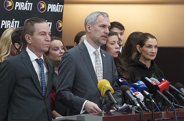 Pirátský cirkus ve sněmovně. Zpátky ni krok!