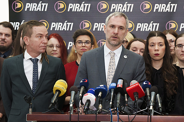 Piráti chodí pozpátku. Je to proto, že nás Babišova vláda táhne zpět, říkají