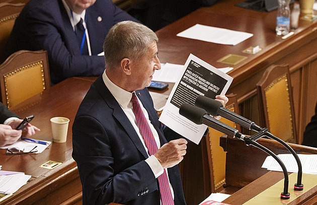Babiš spílal Pirátům. Neslintejte nám na poslankyně, opáčil mu Bartoš