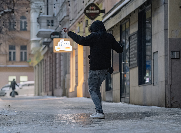 Dnešní ledovka je triumfem automobilů a pohromou chodců. Musí to tak být?