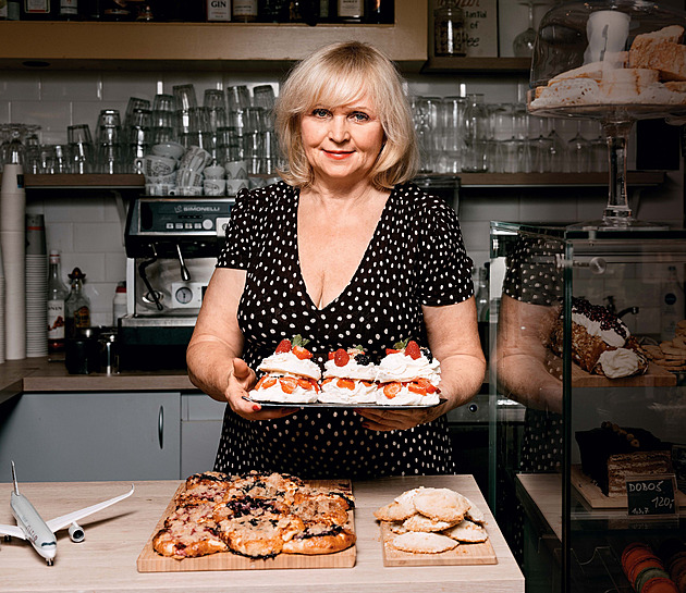Řízky se smažily v letadle. Vládní letuška vzpomíná na Husáka, Havla i polibek Arafata