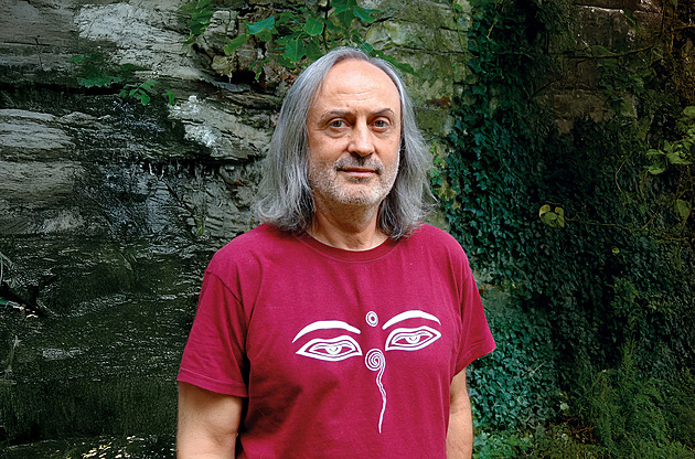 Západní materialismus nás zničí. Věštci z Himálaje léčí, zachránili mi tátu, říká filmař