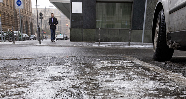 Dopravu od rána komplikuje ledovka a sníh. Ve středních Čechách stojí MHD