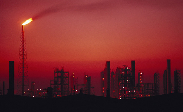 Klenot íránského ropného exportu v plamenech. Útoky USA na Charg děsí i Čínu