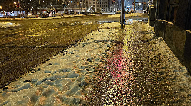 Za úraz na zledovatělém chodníku žádejte náhradu. Přivolejte svědky a foťte