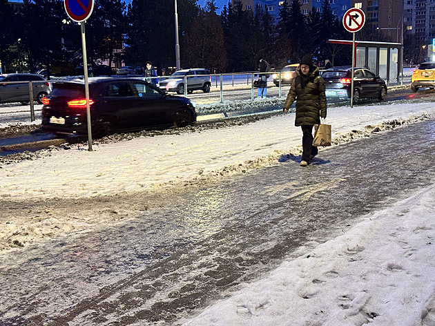 Výstraha před ledovkou trvá, silnice napříč republikou jsou však zatím sjízdné