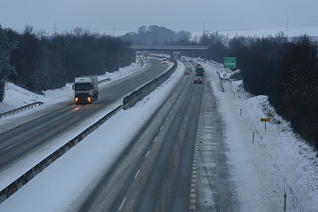 Ledovka komplikuje dopravu v Evropě, letiště v Bratislavě a Vídni přerušila provoz