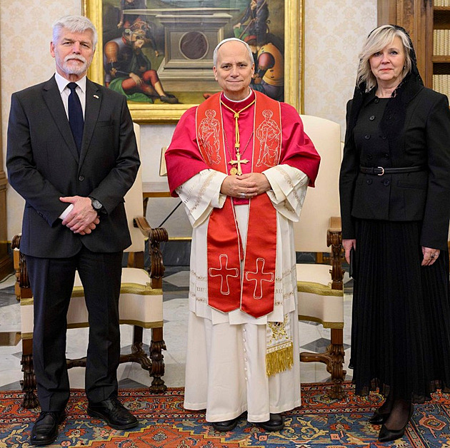 První dáma v černém. Pavlová ozdobila audienci u papeže českými symboly
