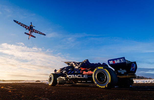 Red Bull ukázal novou formuli. Monopost odhalil úchvatným leteckým manévrem