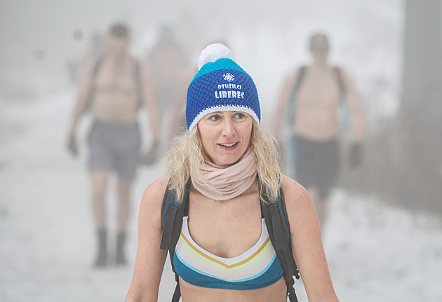 Otužilci zdolali Ještěd v kiltu či trenýrkách, svršky sundala i hvězda MMA