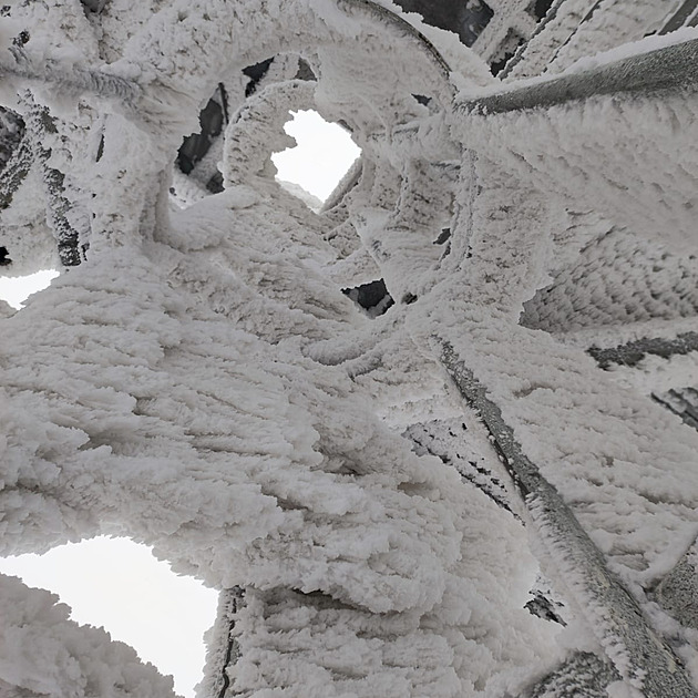 Používají návleky i sprej proti námraze. Údržba vysílačů je v zimě náročná