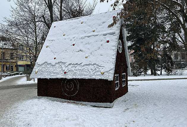 Opilec prorazil hlavou dveře perníkové chaloupky, zůstala po něm velká díra