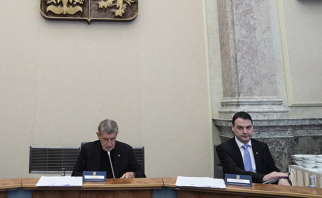 Vláda rozhodne, zda skončí Kalousek ve VZP, odmítne zálohování PET lahví