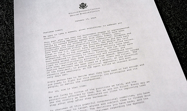 Clintonovi odmítli vypovídat v Kongresu o Epsteinovi. Hrozí jim stíhání