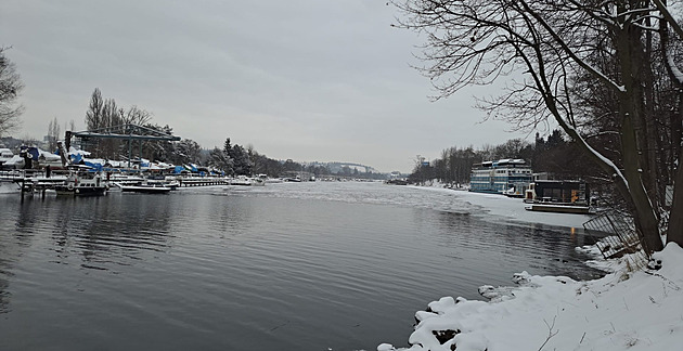 Vodohospodáři se připravují na tání. Rozbíjejí led, aby se kry nehromadily