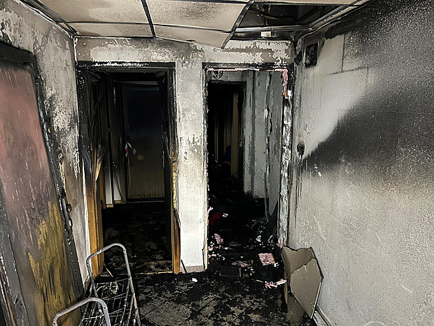 Z hořící bytovky zachránili hasiči 25 lidí, kouř je uvěznil na balkonech