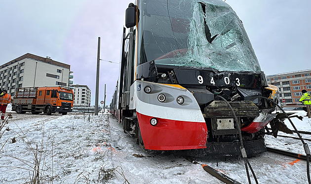 Tramvaj v Praze vykolejila po srážce s nákladním autem, oba řidiči jsou zranění