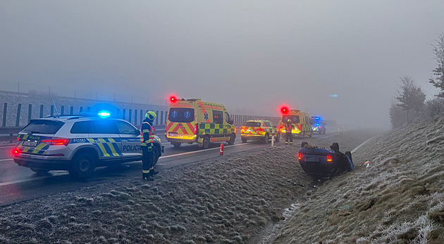 Silnice u Velké Polomi se změnila v klouzačku. Lemují ji havarovaná auta