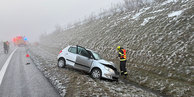 V Olomouckém kraji to klouže. Srazilo se osm aut, na ledovce uvázl autobus