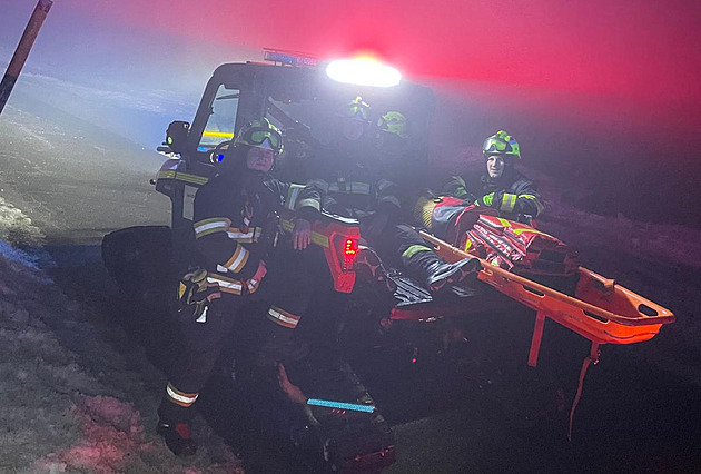 Desítky lidí hledaly v Krušných horách po setmění dva ztracené snowboardisty