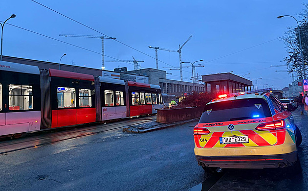 Policisté hledají svědky nehody na Smíchově. Žena při ní přišla o nohy