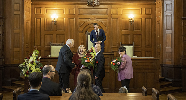 Unikátní zlatá svatba. Sestry se vdávaly před 50 lety a nyní slib společně obnovily