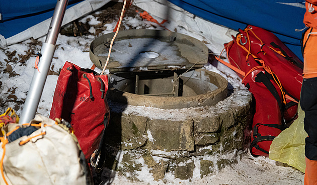 VIDEO: Náročná cesta ke zraněnému jeskyňáři. Hasiči ukázali animaci zásahu
