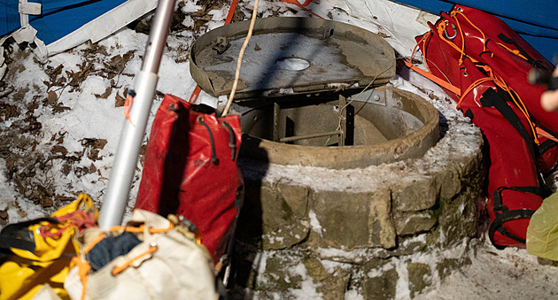 Mimořádná akce, stísněné podmínky. Jak záchranáři dostali zraněného z jeskyně