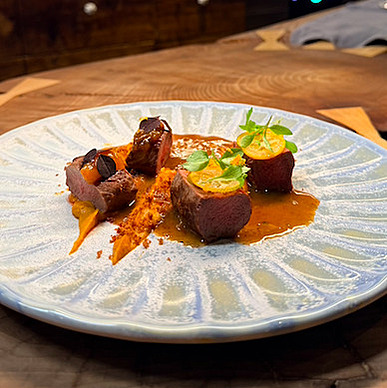 Srnčí hřbet, vínové pyré, jus a krvavý pomeranč podle Ave