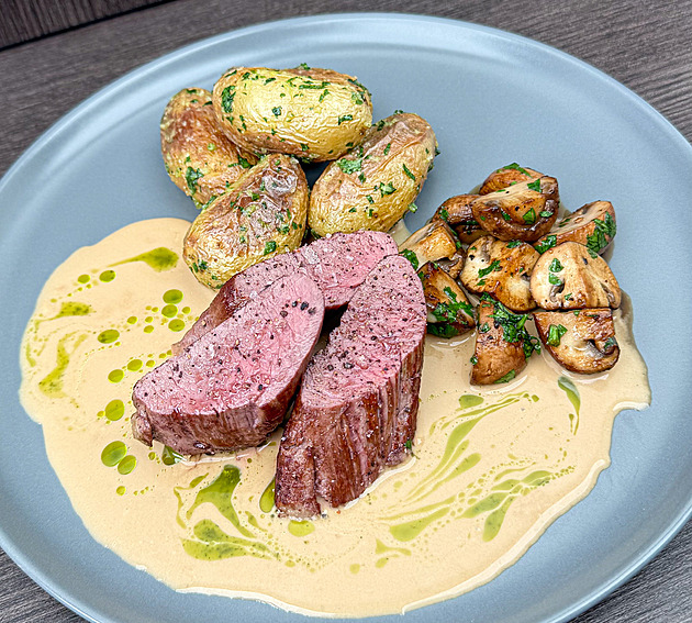 Svíčková z koloucha, česnekové brambory, houby a jalovcová omáčka podle Davida Vonáška