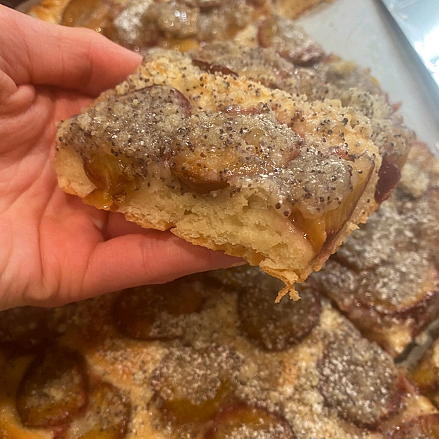 Litý kynutý koláč se švestkami a makovou drobenkou podle Trouba_na_180