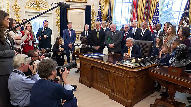 Trumpova diplomacie v Íránu: tisíce starlinků opozici a víra v dobrou dohodu