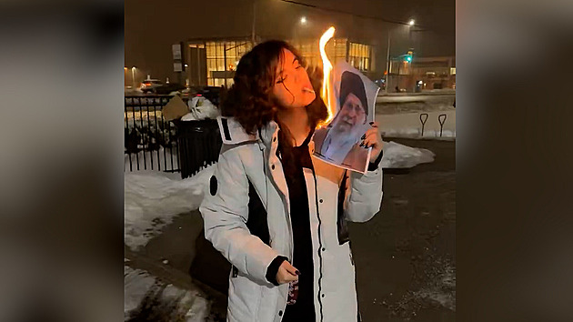 Fotkou Chameneího si připálila cigaretu. Symbol íránských protestů žije v Kanadě