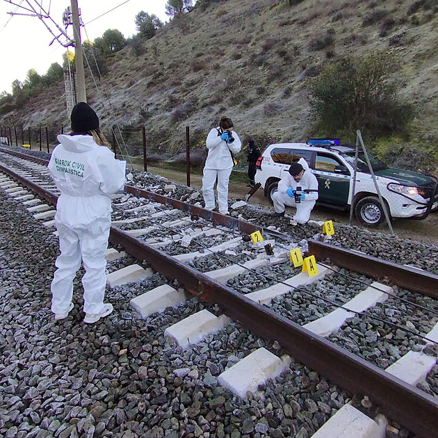 Šestiletá dívka přišla při srážce vlaků o všechny. Experti zkoumají poničenou kolej