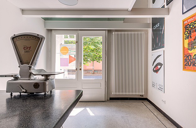 Z bývalé masny je úžasný pánský minimalistický byt. Má i vložené patro