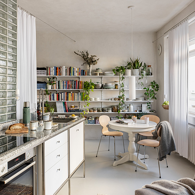 Malý byt zvětšily příčky z luxfer. Teď je všude světlo a volný prostor