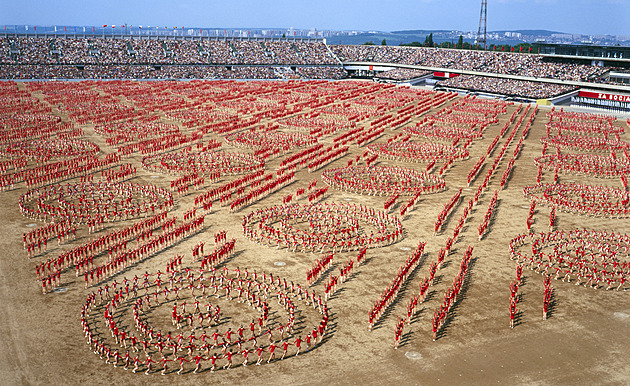 Poupata, dresy a strach. Spartakiádu 1985 připomíná hit Michala Davida a sériový vrah