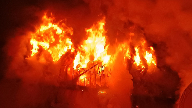 Od požáru auta vzplála na jihu Čech skladová hala s papírem, zasahovalo 21 cisteren