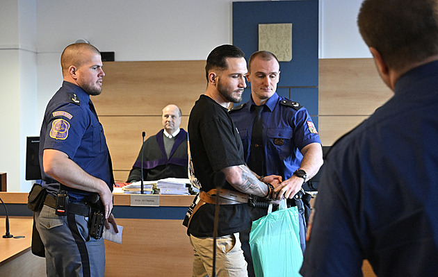 Vymysleli jste si případ, křičel na soudkyni muž viněný ze zapálení baru