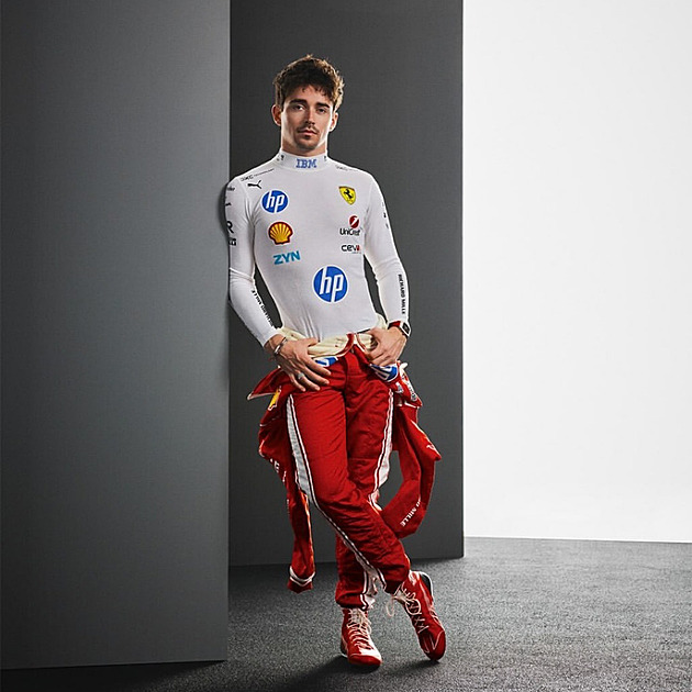 Ferrari odhalilo kombinézy pro rok 2026. Líbí se vám nový styl?