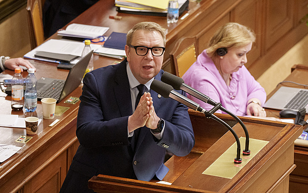 Juchelka navrhuje odklad vyplácení superdávky. Nynější by příjemci pobírali do července