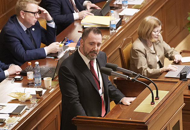 Nezkušený politik, ale lepší než Turek, reaguje opozice na kandidáta Červeného