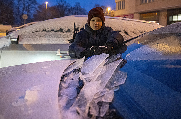 Silnice ve středních Čechách pokryla ledovka, komplikuje dopravu v celém kraji