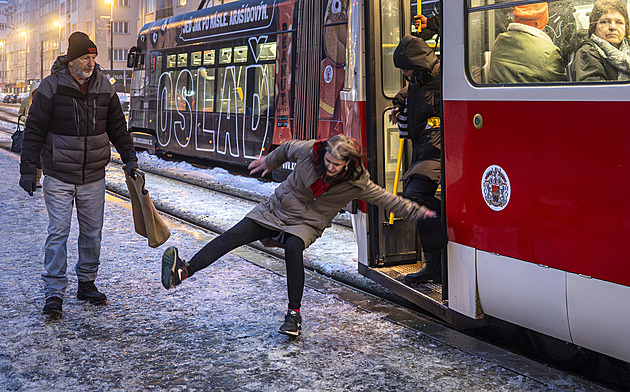 OBRAZEM: Ledovka sevřela Česko. Lidé padají, záchranáři mají desítky výjezdů