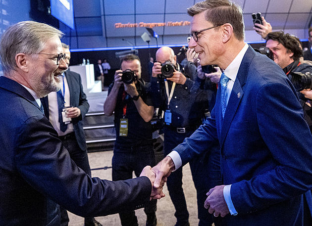 Měli bychom spolupracovat, ať porazíme mašinérii moci a populistů, řekl Fiala