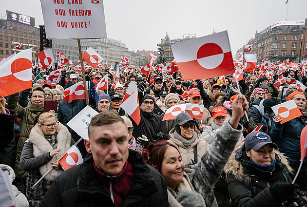 Nechápu, co děláš, napsal Macron Trumpovi. Ten pohrozil clem na víno