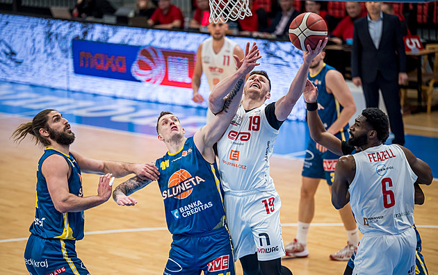 Pardubice kralovaly ofenzivně, Brno nečekaně krachlo. Nymburk má 20. výhru