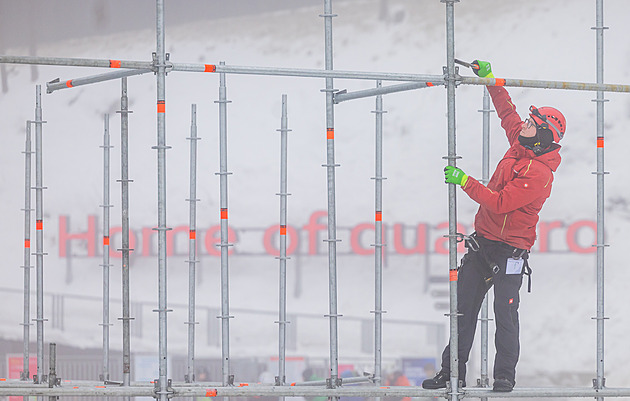 Dvě řady sítí, nekonečné kontroly. A kdo staví branky? Jak se chystá svah ve Špindlu