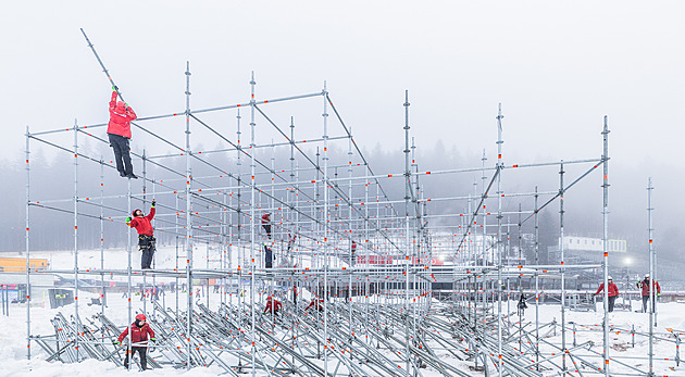 Stovka kamionů a tribuna přístupná jen na lyžích. Pořadatelé poháru velebí oblevu