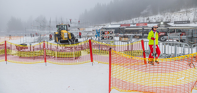 Stovka kamionů a tribuna přístupná jen na lyžích. Pořadatelé poháru velebí oblevu